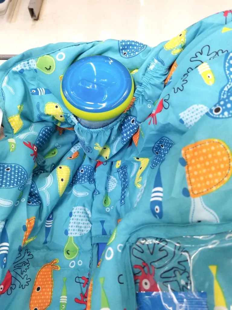 The Claro Baby shopping cart cover comes with built in pockets perfect for sippy cups and snacks.